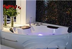 1 Notte in Suite con Vasca Idromassaggio con Accesso alla Piscina Esterna anche con Spa e Massaggio per 2 persone