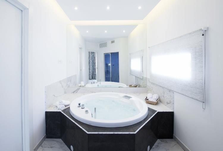 Day Use di 4 Ore in Suite con Vasca Idromassaggio e Sauna o Bagno Turco per 2 persone