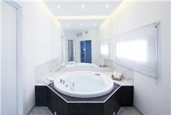 Day Use di 4 Ore in Suite con Vasca Idromassaggio e Sauna o Bagno Turco per 2 persone