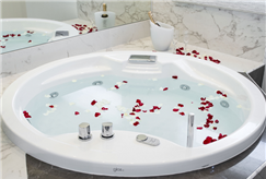 1 Notte in Suite con Vasca Idromassaggio e Sauna o Bagno Turco per 2 persone