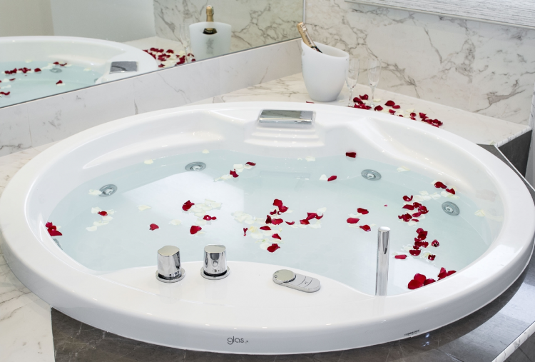 1 Notte in Suite con Vasca Idromassaggio e Sauna o Bagno Turco per 2 persone