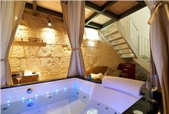 30-31/10 o 1/11: 1 Notte ad Halloween in Suite con Vasca Idromassaggio anche in Mezza Pensione per 2 persone