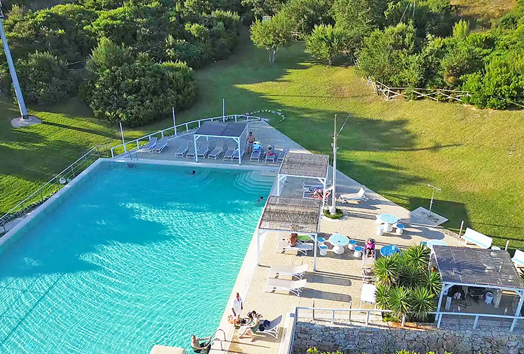 2/06: Pranzo del 2 Giugno con Musica anche con Accesso alla Piscina Esterna Panoramica per 2 o 3 persone