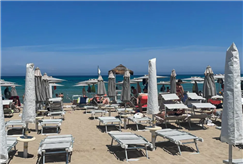 Accesso al Lido fino a 5 persone con Ombrellone e Lettini