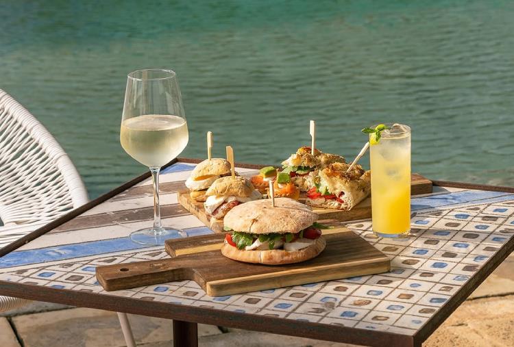 Anche Sabato e Domenica: Ingresso in Piscina con Light Lunch o Pranzo 2 o 3 persone