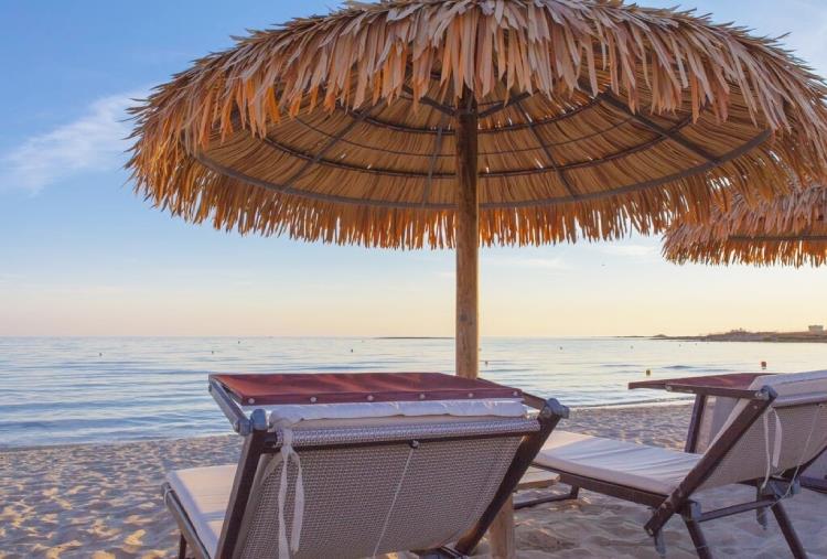 1 o 2/06: 1 Notte del 2 Giugno in B&B o Mezza Pensione con Accesso al Lido con Ombrellone e Lettini per 2 persone