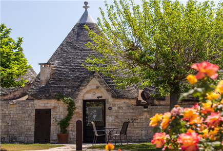 1 Notte in Trullo con Accesso alla Piscina Esterna e Spa anche in Mezza Pensione con Massaggio per 2 persone