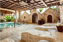 1 Notte con Accesso alla Piscina Esterna e Interna Riscaldata anche in Pensione Completa con Spa e Trattamento corpo per 2 persone