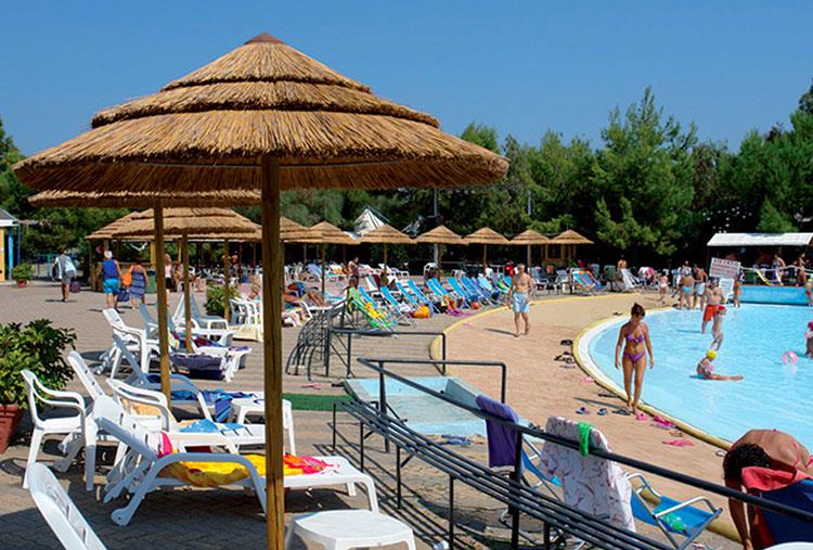 Agosto: Ingresso all'Acquapark con Lettino e Ombrellone per 2 o 3 persone
