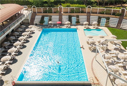 1 Notte con Accesso alla Piscina Esterna anche con Spa e Pensione Completa per 2 persone