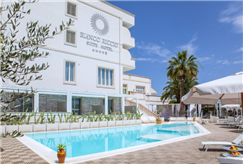 1 Notte Luxury con Accesso alla Piscina Esterna Idromassaggio e Percorso Spa in Grotta per 2 persone