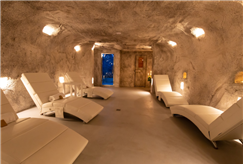 1 Notte Luxury con Accesso alla Piscina Esterna Idromassaggio e Percorso Spa in Grotta per 2 persone