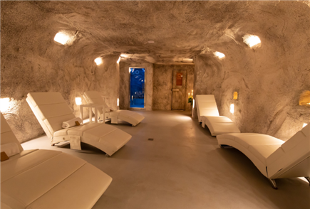 1 Notte Luxury con Accesso alla Piscina Esterna Idromassaggio e Percorso Spa in Grotta per 2 persone