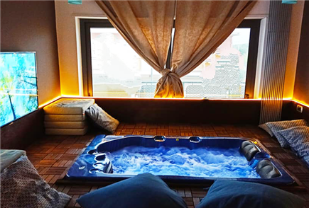 1 Notte in Suite con Idromassaggio e Sauna, Accesso Privato alla Piscina Interna e Massaggio per 2 persone
