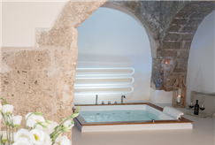 4, 5 o 6/04: 1 Notte a Pasqua in B&B o Mezza Pensione anche in Suite con Vasca Idromassaggio per 2 persone