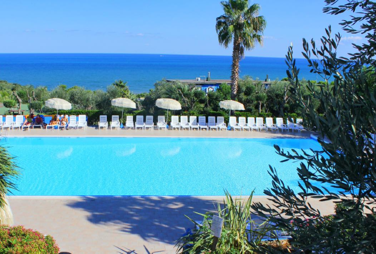 Dal 29 Maggio al 3 Giugno: 2 o 3 Notti del 2 Giugno con Tessera Club in Pensione Completa con Animazione, Piscina e Spiaggia per 2 persone