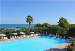 27/06: 1 Notte in Villaggio con Tessera Club in Pensione Completa con Animazione, Piscina e Spiaggia fino a 5 persone