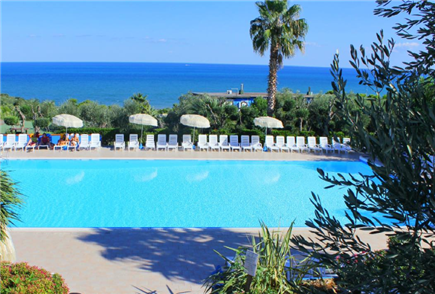 Dal 29 Maggio al 3 Giugno: 2 o 3 Notti del 2 Giugno con Tessera Club in Pensione Completa con Animazione, Piscina e Spiaggia per 2 persone
