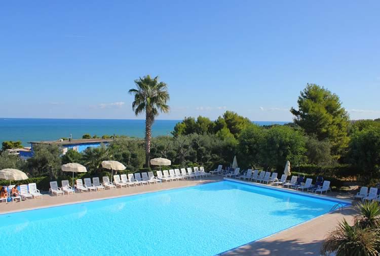 27/06: 1 Notte in Villaggio con Tessera Club in Pensione Completa con Animazione, Piscina e Spiaggia fino a 5 persone