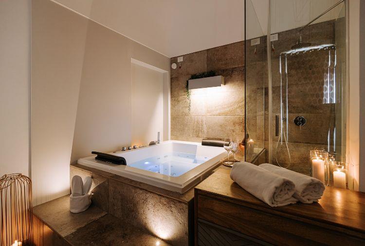 1 Notte in Camera Standard o in Suite con Vasca anche con Spa Riservata per 2 persone