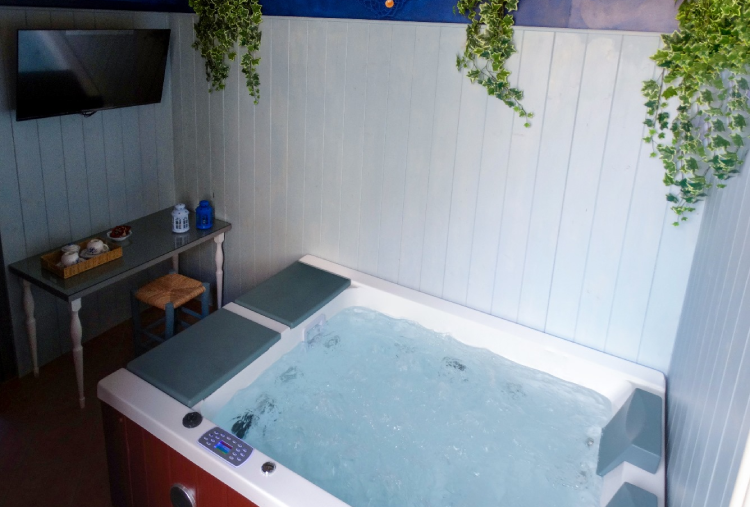 Day Use di Coppia di 4 ore in Suite con Vasca Idromassaggio e Sauna per 2 persone