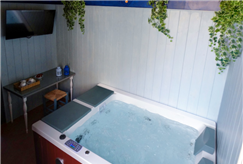 Day Use di Coppia di 4 ore in Suite con Vasca Idromassaggio e Sauna per 2 persone