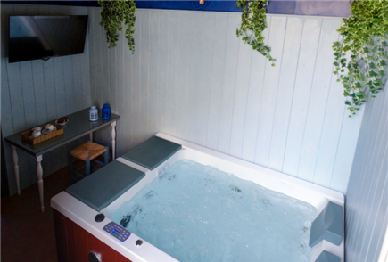 Day Use di Coppia di 4 ore in Suite con Vasca Idromassaggio e Sauna per 2 persone