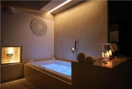 1 Notte di Relax in Suite con Idromassaggio e Cromoterapia per 2 persone