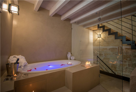 1 Notte in Suite con Vasca con Cromoterapia per 2 persone