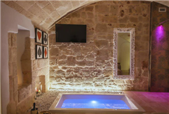 1 Notte in Suite con Vasca con Cromoterapia per 2 persone