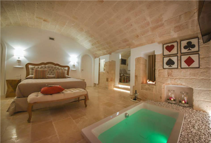 1 Notte in Suite con Vasca con Cromoterapia per 2 persone