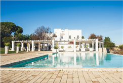 Da Giugno: 1 Notte in B&B o Mezza Pensione anche in Suite con Idromassaggio e Accesso alla Piscina Esterna per 2 persone