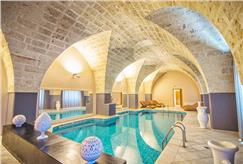 1 Notte con Accesso alla Piscina Esterna e Spa e anche con Massaggio per 2 persone