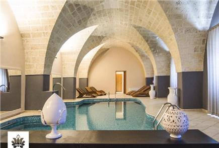 1 Notte con Accesso alla Piscina Esterna e Spa e anche con Massaggio per 2 persone