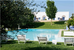 Anche Sabato e Domenica: Ingresso in Piscina con Lettino e Aperitivo con Drink per 2 o 3 persone