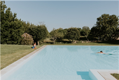 Anche Sabato e Domenica: Ingresso in Piscina con Lettino e Aperitivo con Drink per 2 o 3 persone