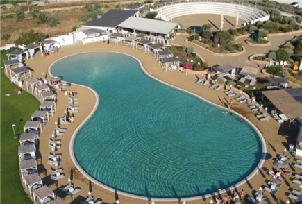 Anche il Sabato: Accesso in Piscina con Ombrellone e Lettino anche con Aperitivo con Drink per 2 o 3 persone