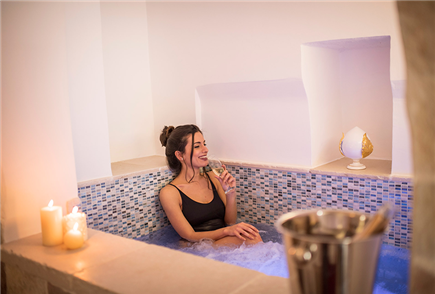 Day Use di 4 ore in Camera Superior con Vasca Idromassaggio o Suite con Mini Piscina Idromassaggio in Grotta per 2 persone