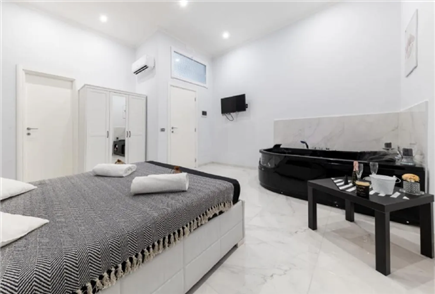1 Notte in Suite con Vasca Idromassaggio o Junior Suite con Vasca di Design per 2 persone