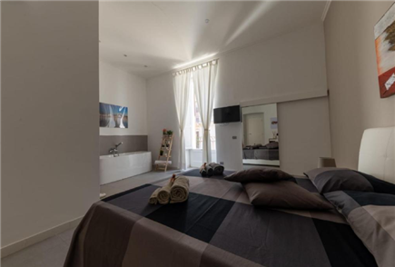 Day Use di 4 Ore in Suite con Vasca Idromassaggio o in Junior Suite con Vasca di Design per 2 persone