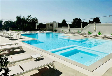 1 Notte in B&B o Mezza Pensione con Accesso alla Piscina Esterna anche con Spa Privata e Massaggio per 2 persone