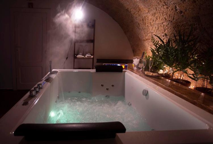 1 Notte in Suite con Vasca Idromassaggio per 2 persone