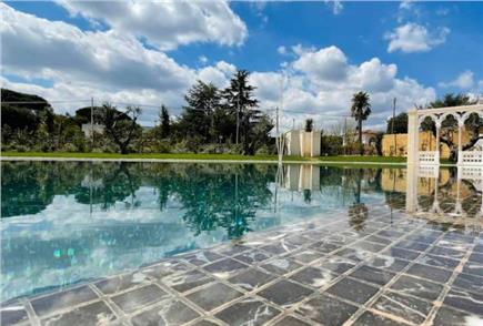 1 Notte in Trullo o in Camera con Vasca Idromassaggio con Accesso alla Piscina Esterna anche con Pool Lunch o Aperitivo per 2 persone