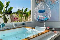 Da Ottobre: Day Use in Suite con Mini SPA ad Uso Esclusivo con Vasca Idromassaggio anche con Massaggio di Coppia e Aperitivo per 2 persone