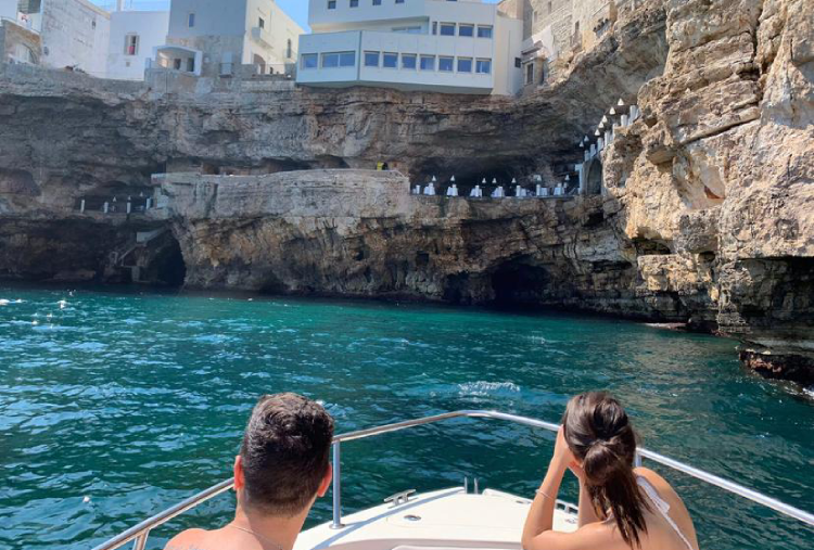 Da Aprile: Escursione in Barca a Polignano con Aperitivo a Bordo per 1 persona