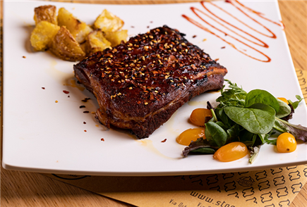 Anche Sabato a Cena: Menù con Antipasti e 600 gr di Ribs o Filetto di Maialino per 2 o 3 persone