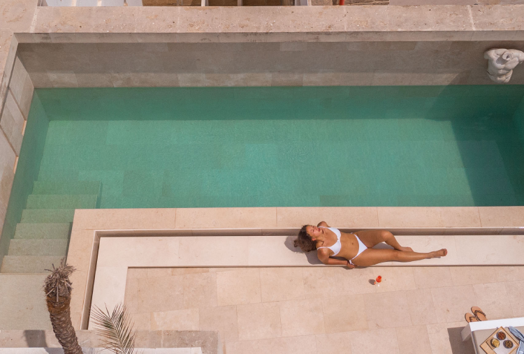 1 Notte anche in Suite con Mini Piscina con Accesso all'Area Relax Riservata e alla Piscina Esterna per 2 persone