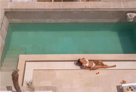 1 Notte anche in Suite con Mini Piscina con Accesso all'Area Relax Riservata e alla Piscina Esterna per 2 persone