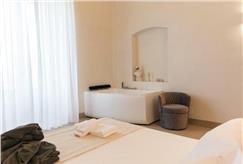 1 Notte in Junior Suite "Il salone degli Ospiti" con Vasca Idromassaggio + SPA dalla domenica al giovedì per 2 persone