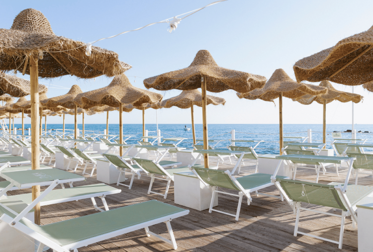 Anche il Sabato: Accesso al Lido con Ombrellone, Lettino e Calice di Prosecco per 2 o 3 persone